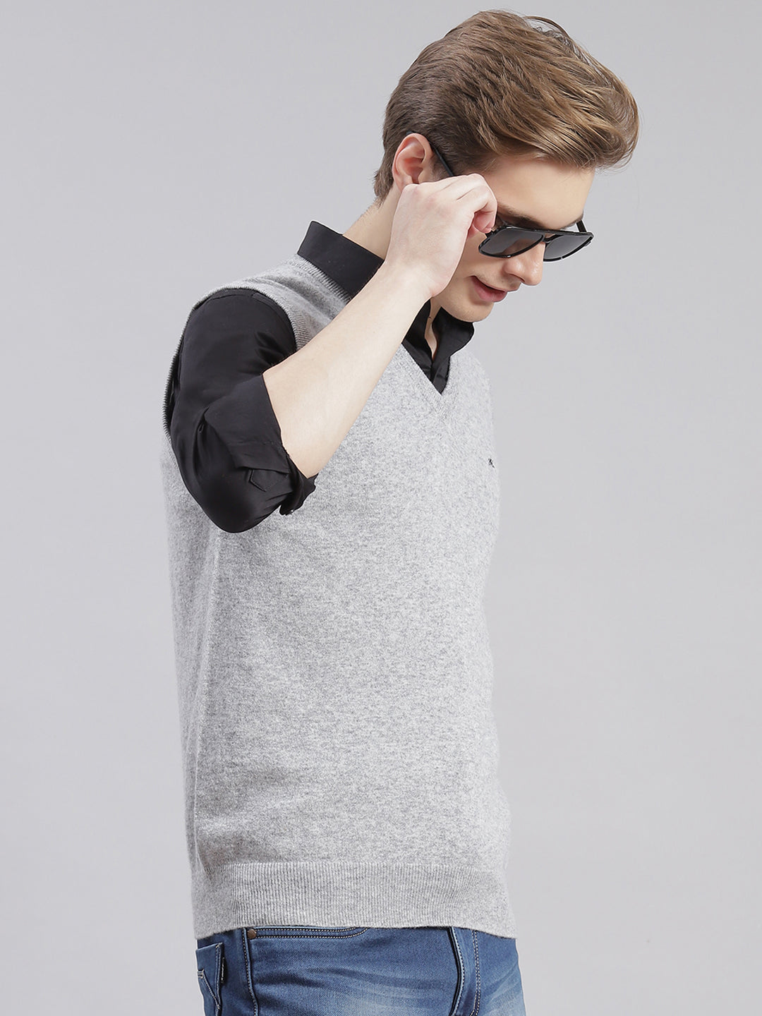 Men Grey Solid V Neck Sleeveless Sweaters/Pullovers