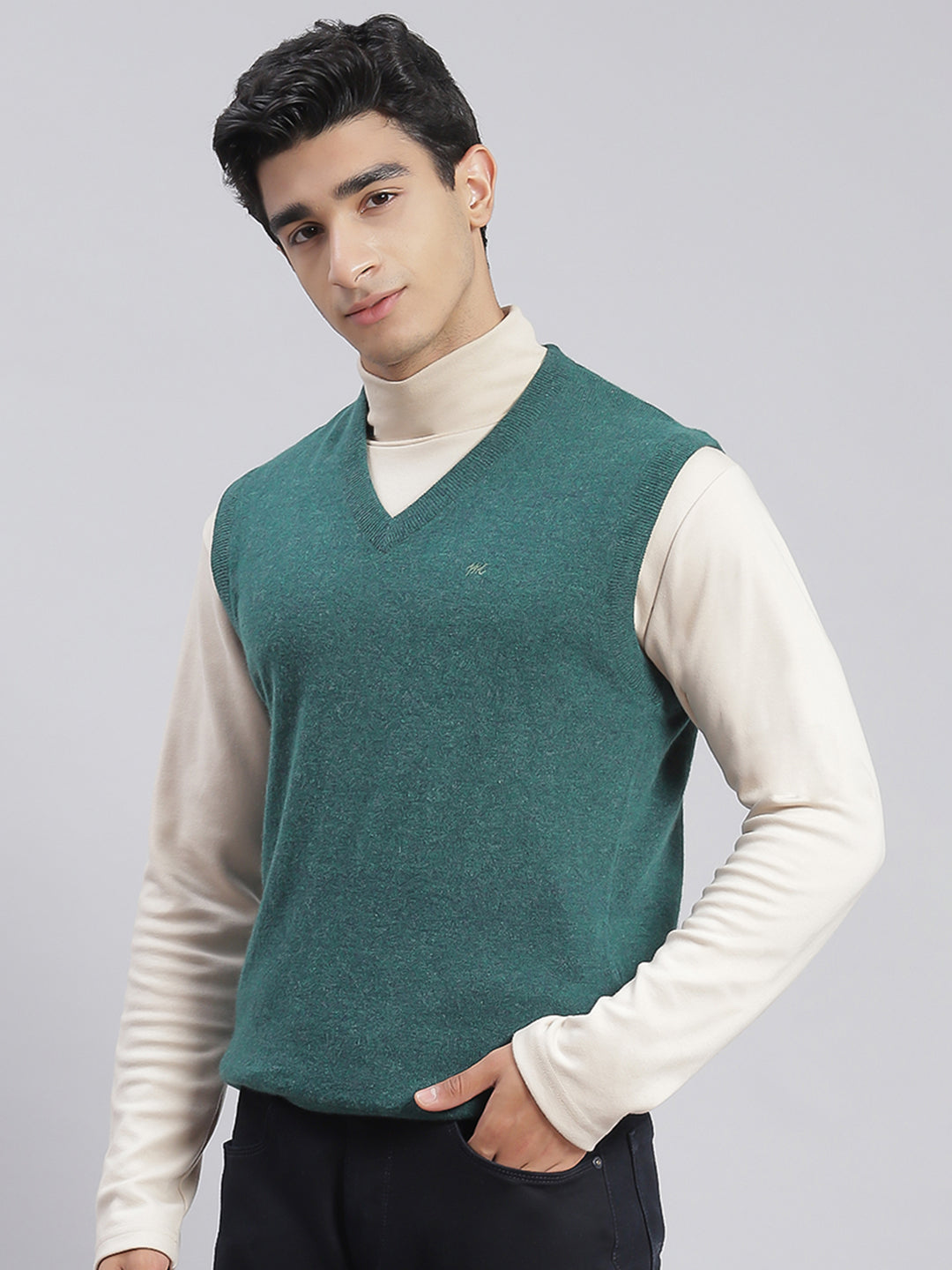 Men Green Solid V Neck Sleeveless Sweaters/Pullovers