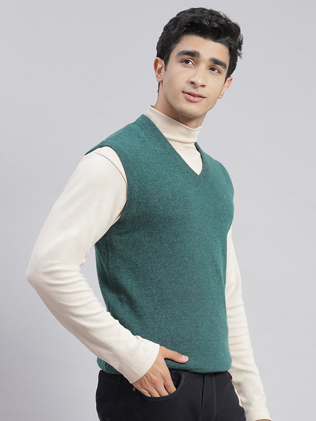 Men Green Solid V Neck Sleeveless Sweaters/Pullovers