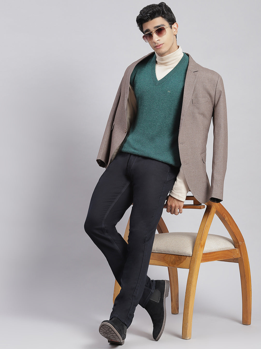 Men Green Solid V Neck Sleeveless Sweaters/Pullovers