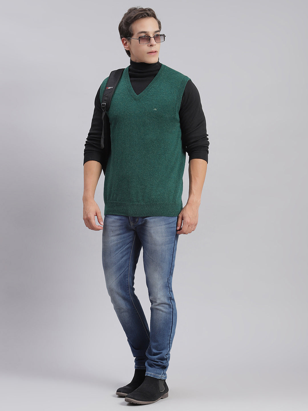Men Green Solid V Neck Sleeveless Sweaters/Pullovers