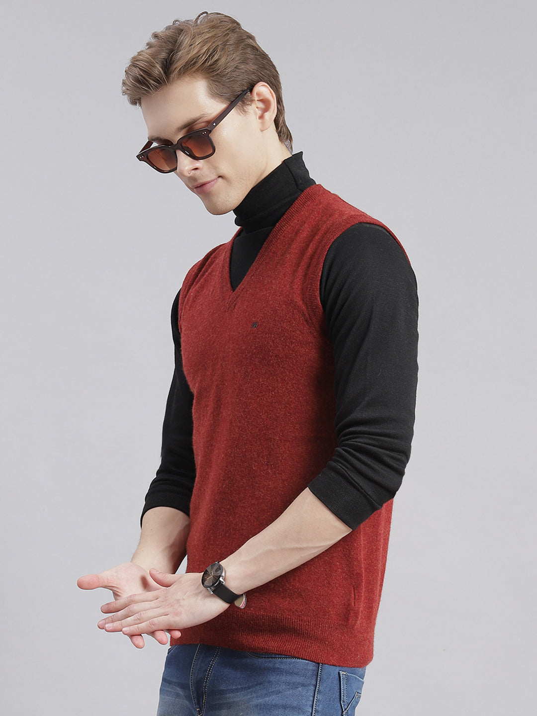 Men Maroon Solid V Neck Sleeveless Sweaters/Pullovers