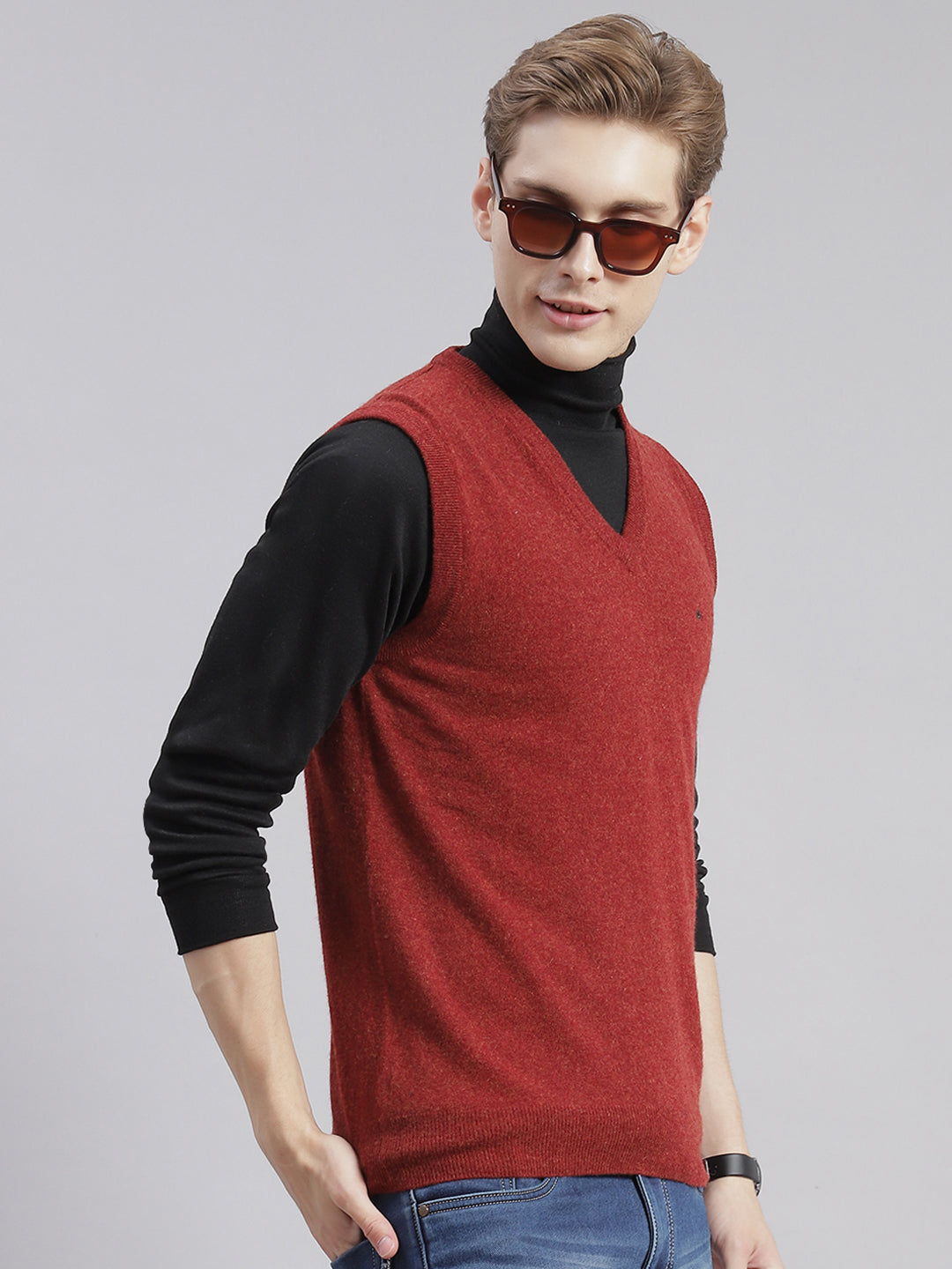 Men Maroon Solid V Neck Sleeveless Sweaters/Pullovers