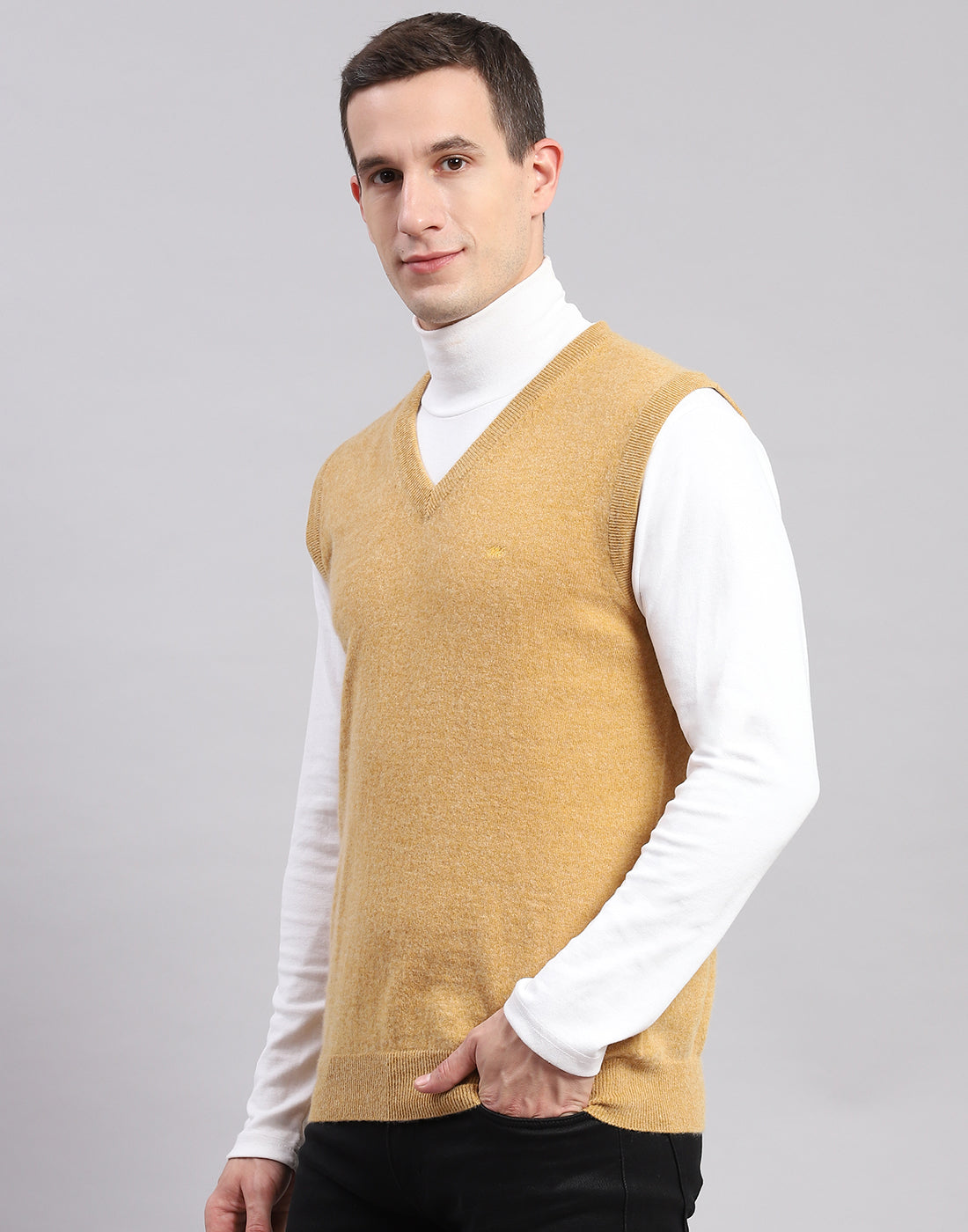 Men Cream Solid V Neck Sleeveless Sweaters/Pullovers
