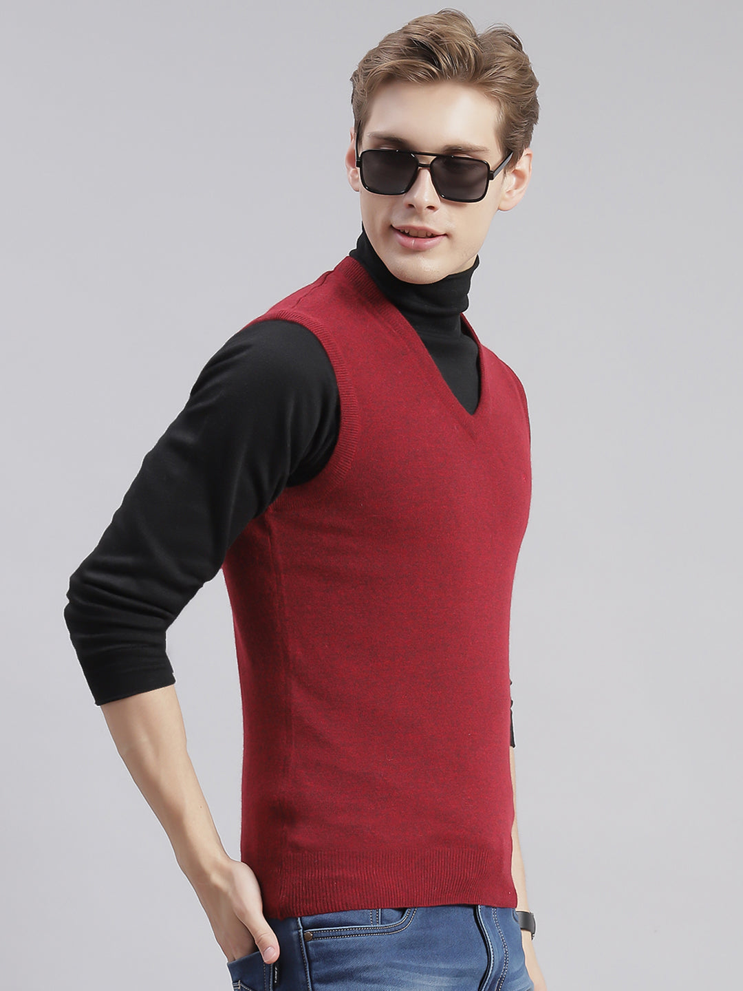 Men Maroon Solid V Neck Sleeveless Sweaters/Pullovers