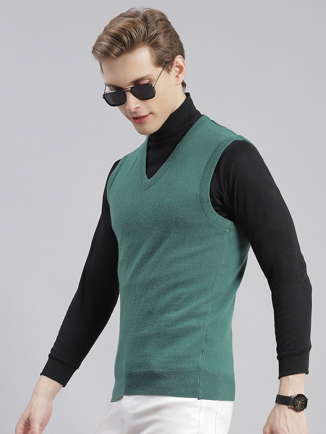 Men Green Solid V Neck Sleeveless Sweaters/Pullovers