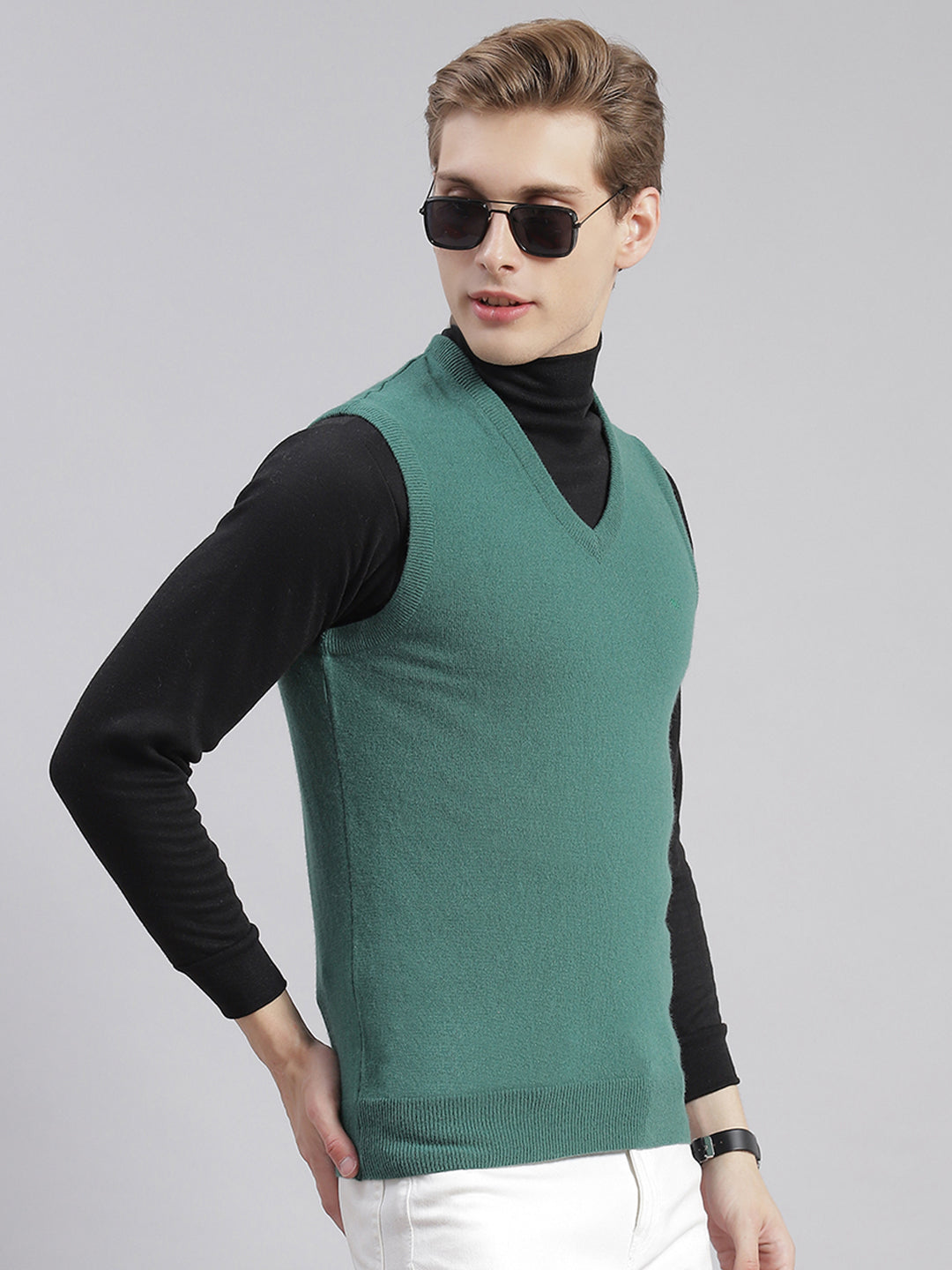Men Green Solid V Neck Sleeveless Sweaters/Pullovers