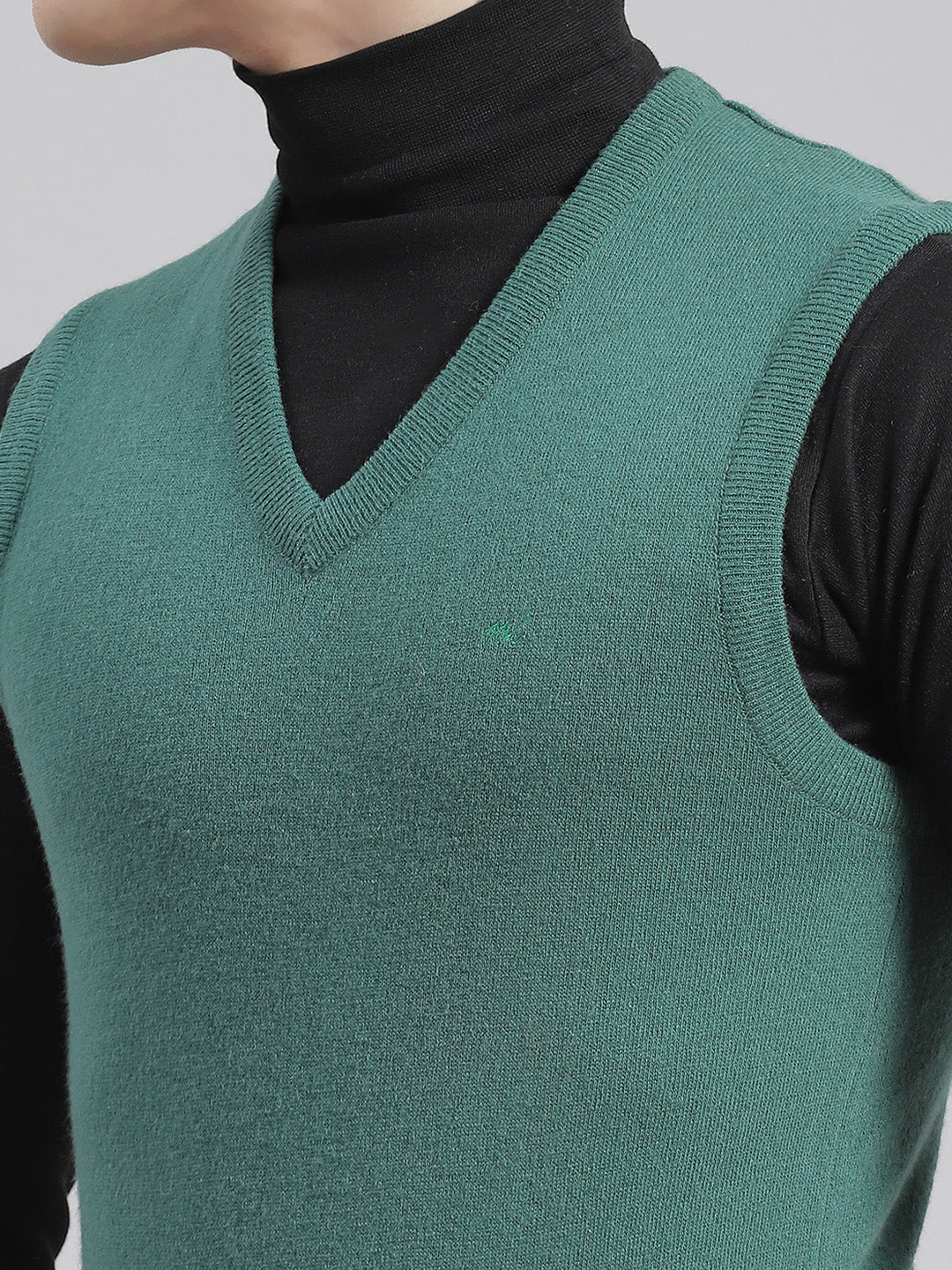 Men Green Solid V Neck Sleeveless Sweaters/Pullovers