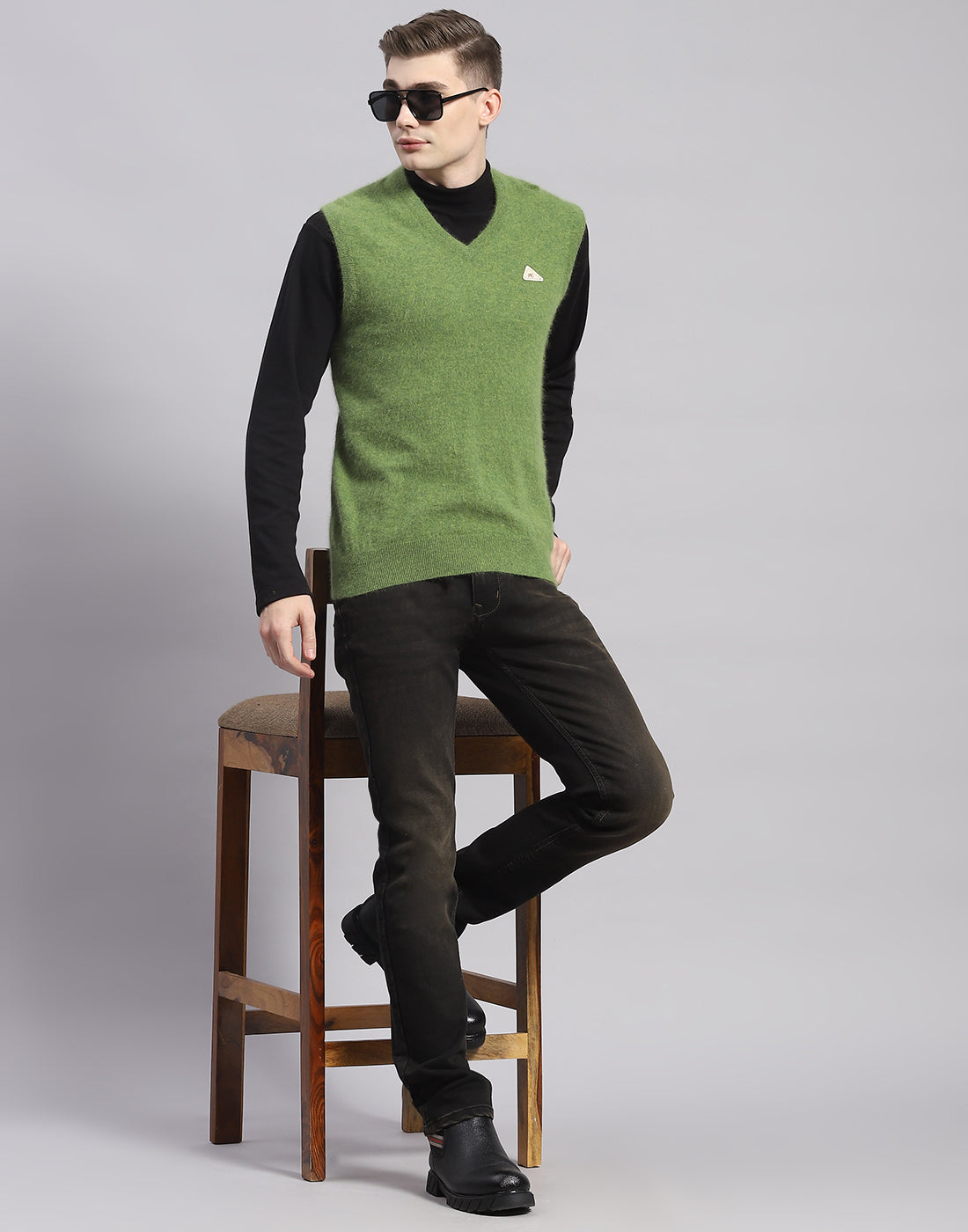 Men Green Solid V Neck Sleeveless Sweater