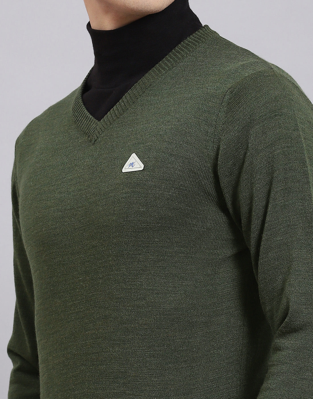 Men Green Solid V Neck Full Sleeve Sweater