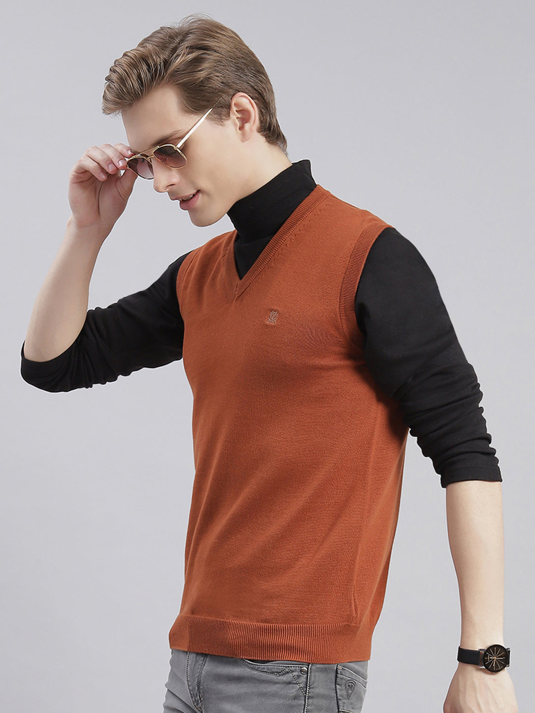 Men Rust Solid V Neck Sleeveless Sweaters/Pullovers