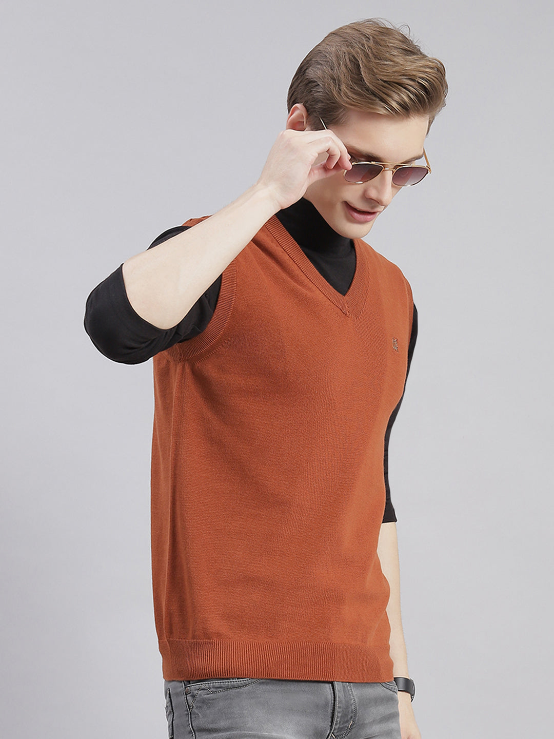 Men Rust Solid V Neck Sleeveless Sweaters/Pullovers
