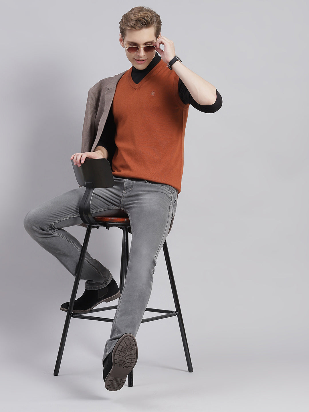 Men Rust Solid V Neck Sleeveless Sweaters/Pullovers