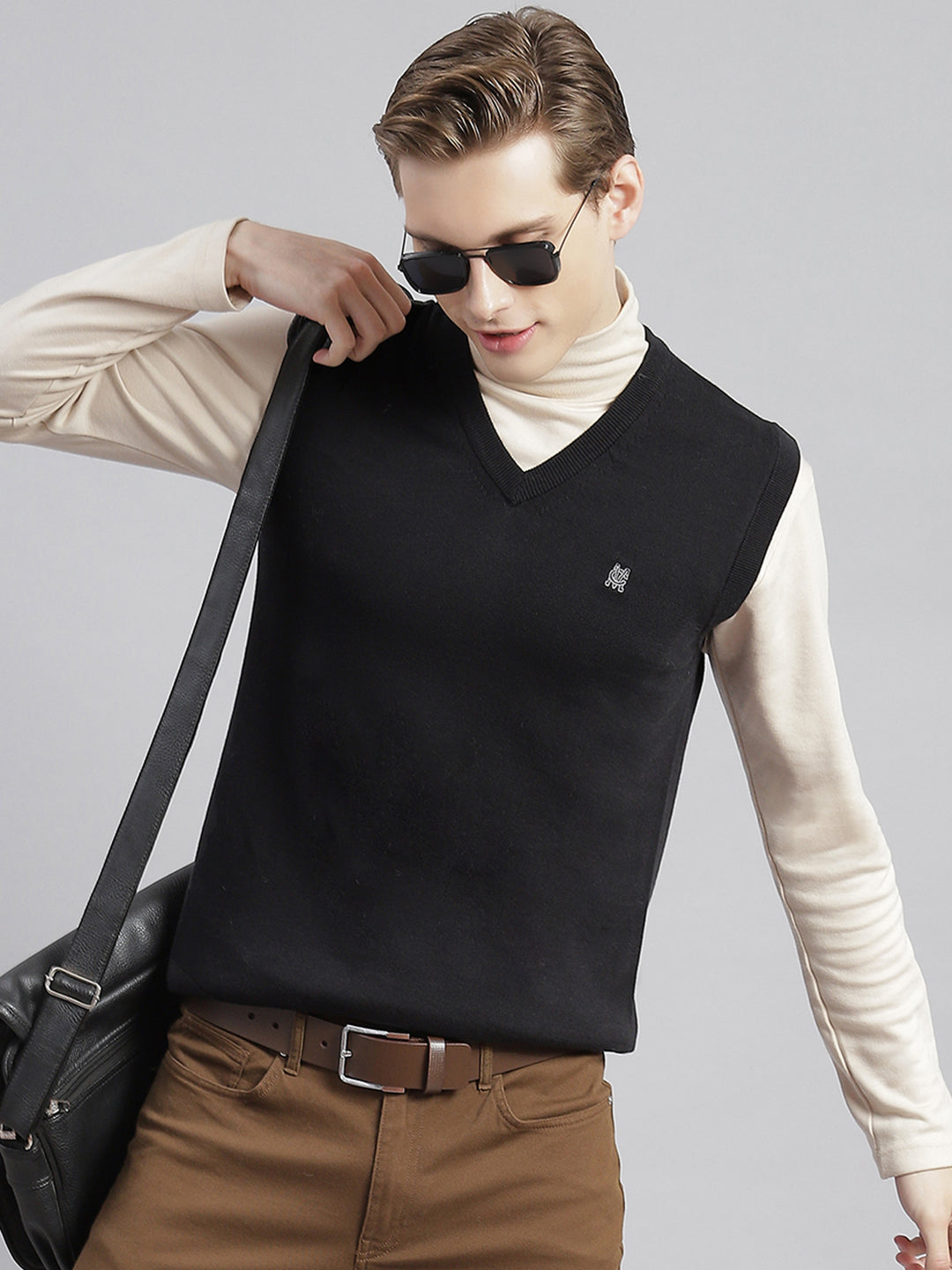 Men Black Solid V Neck Sleeveless Sweaters/Pullovers