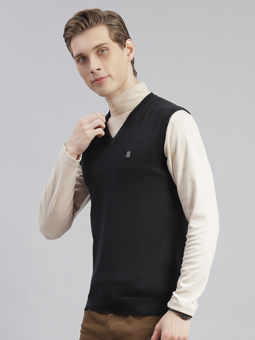 Men Black Solid V Neck Sleeveless Sweaters/Pullovers