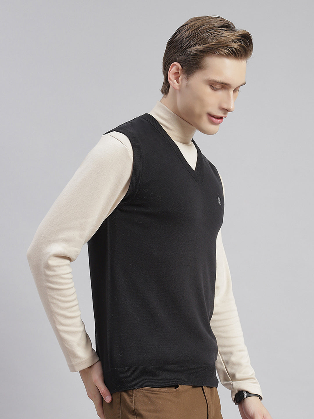 Men Black Solid V Neck Sleeveless Sweaters/Pullovers