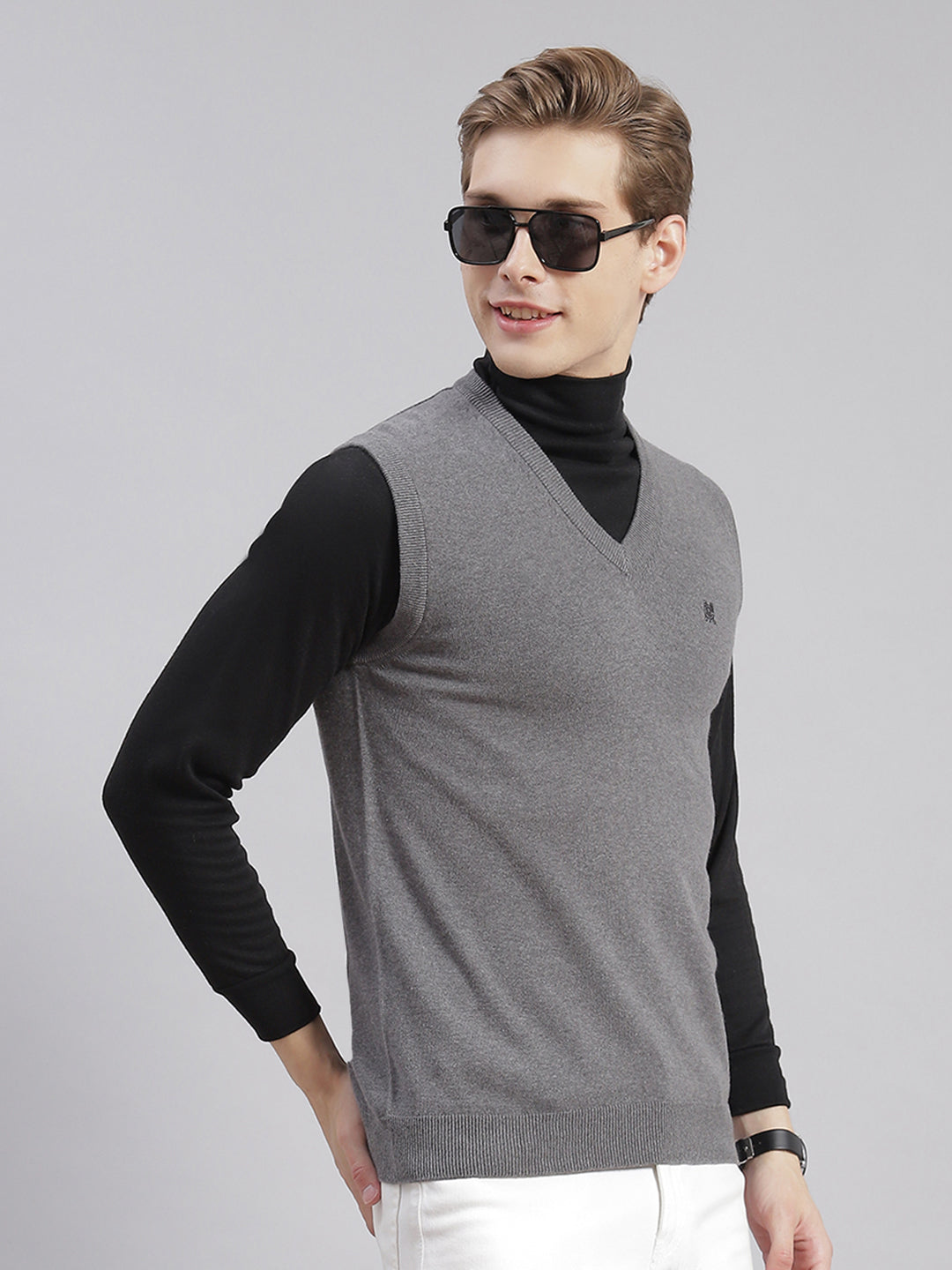 Men Grey Solid V Neck Sleeveless Sweaters/Pullovers