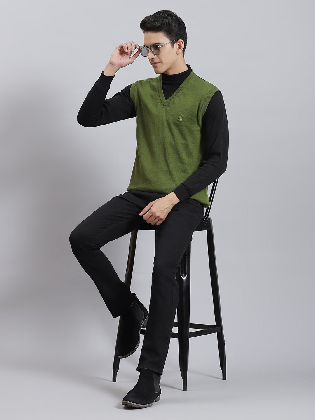 Men Green Solid V Neck Sleeveless Sweaters/Pullovers