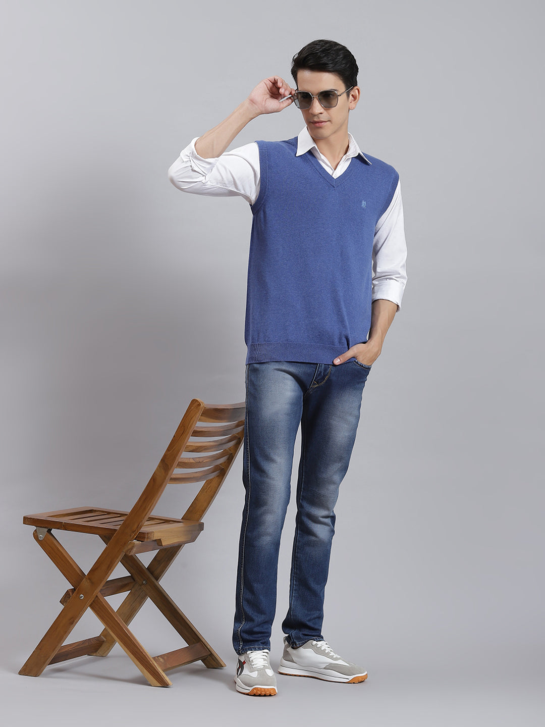 Men Blue Solid V Neck Sleeveless Sweaters/Pullovers