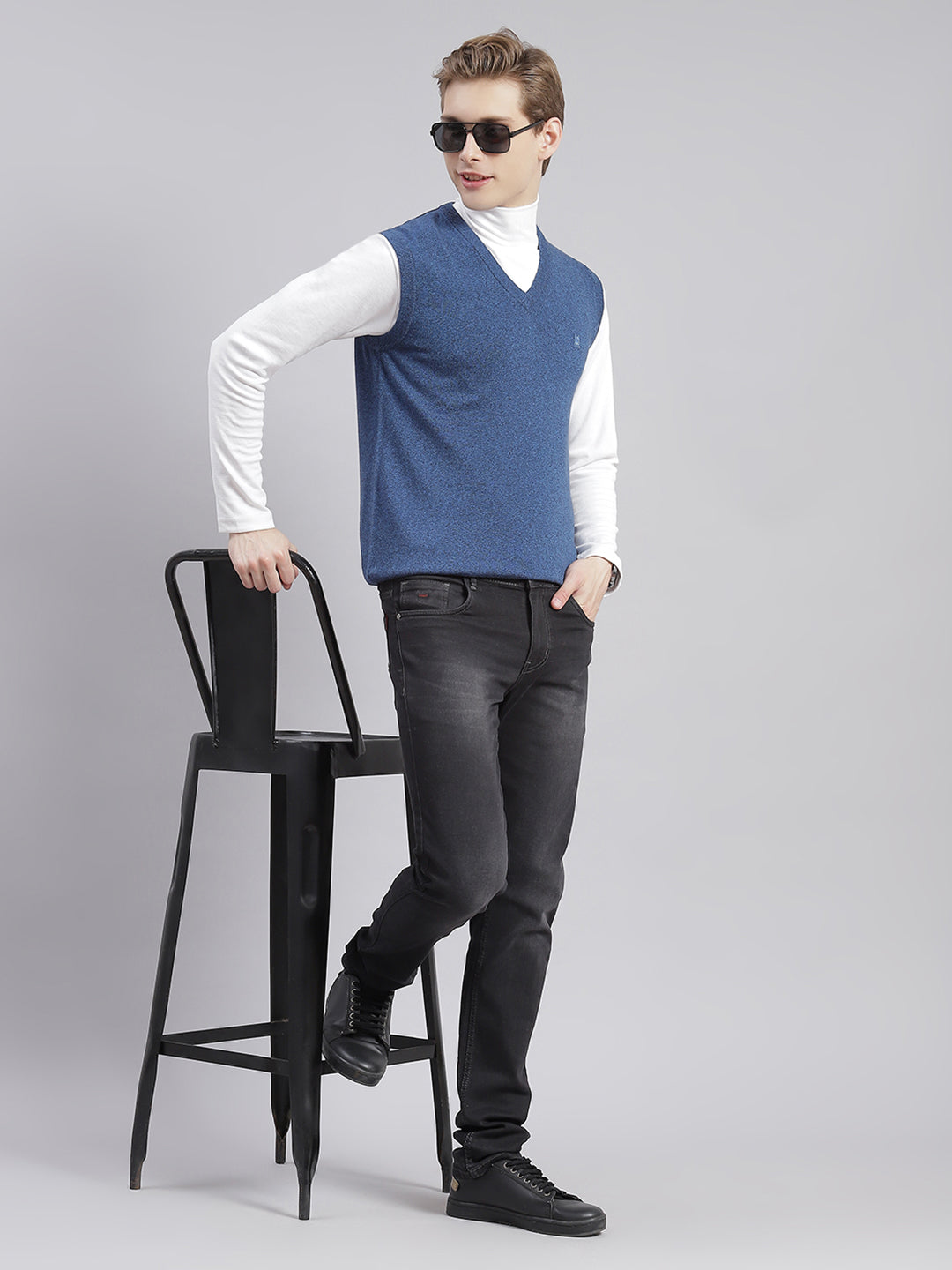 Men Blue Solid V Neck Sleeveless Sweaters/Pullovers