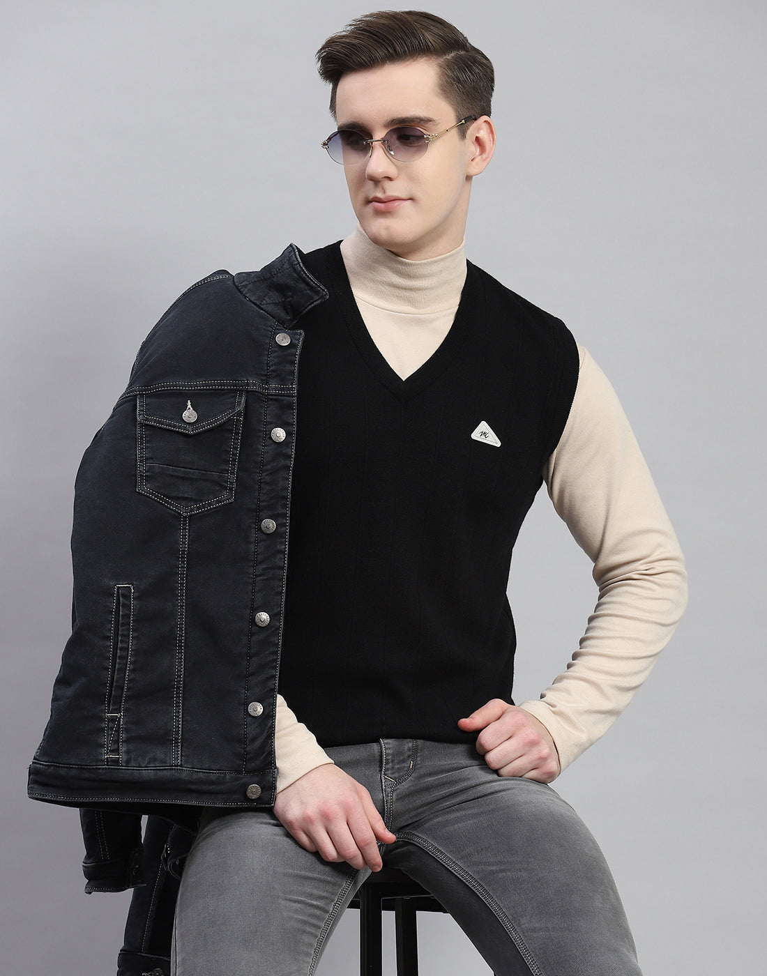 Men Black Solid V Neck Sleeveless Sweater