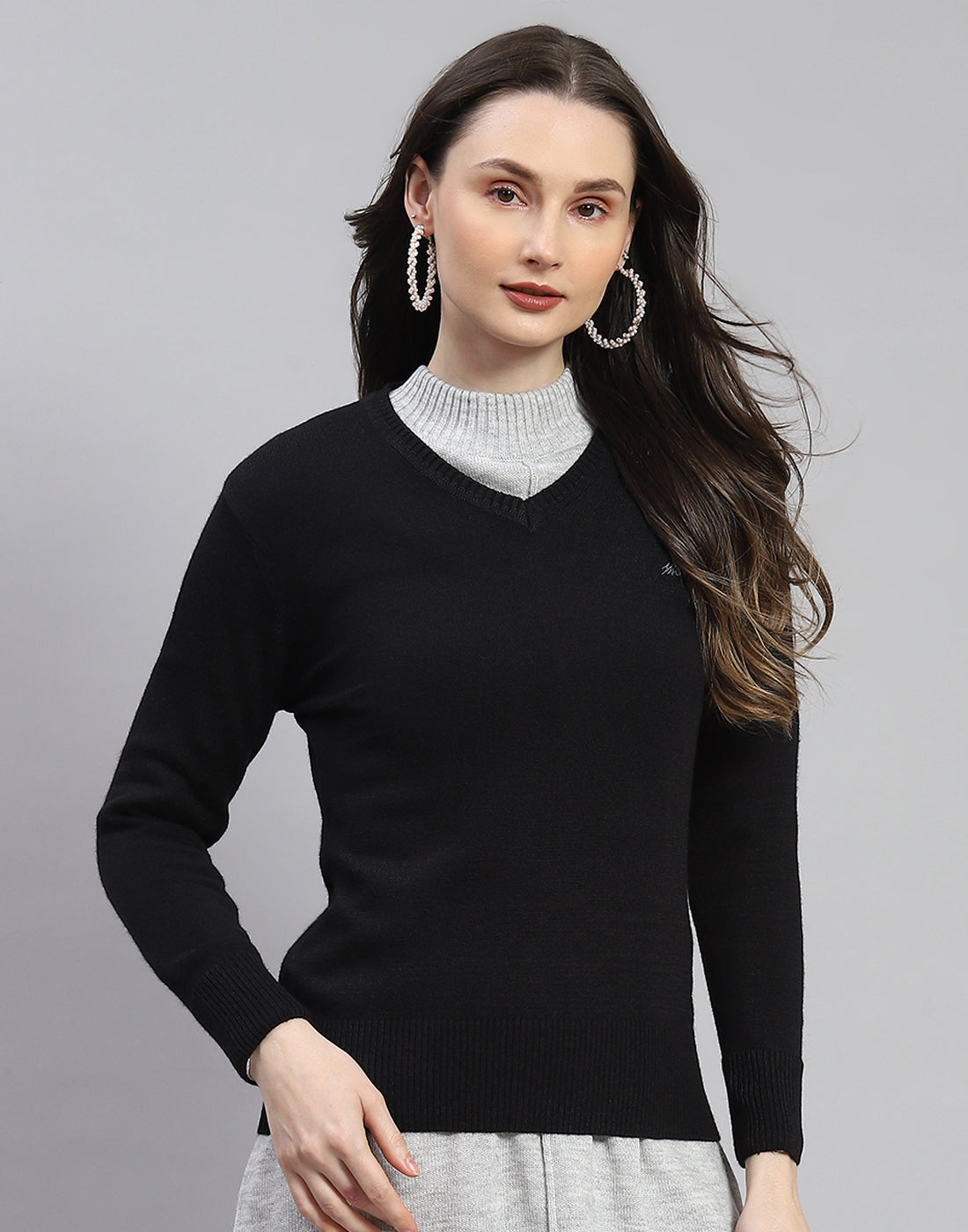 Women Black Solid V Neck Full Sleeve Sweater
