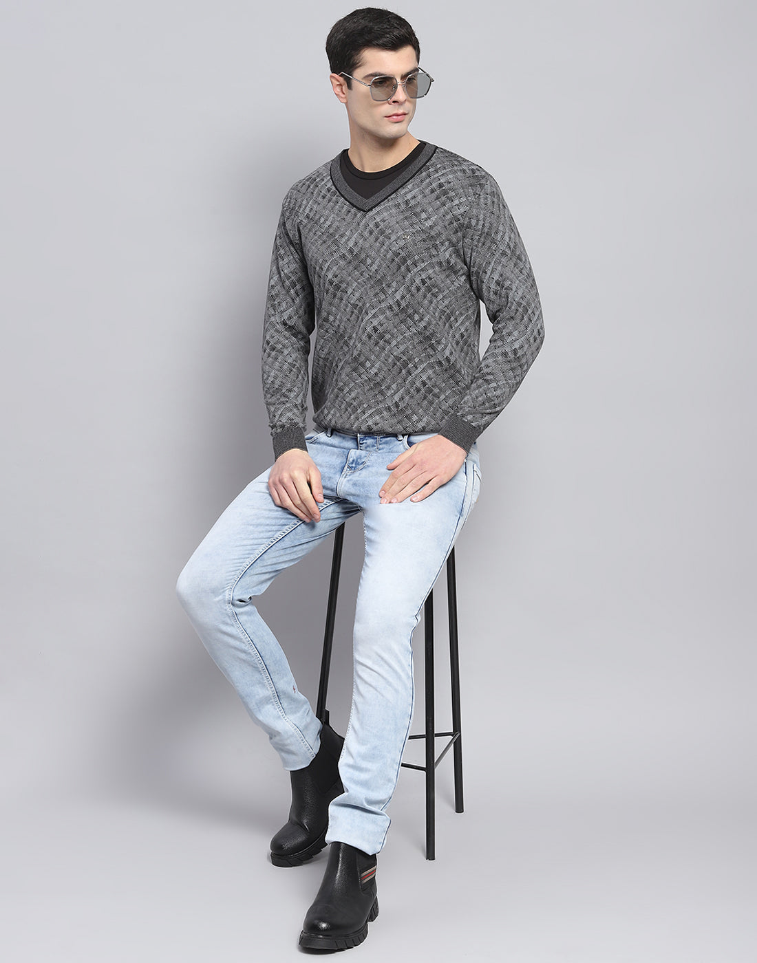 Men Grey Self Design V Neck Full Sleeve Pullover