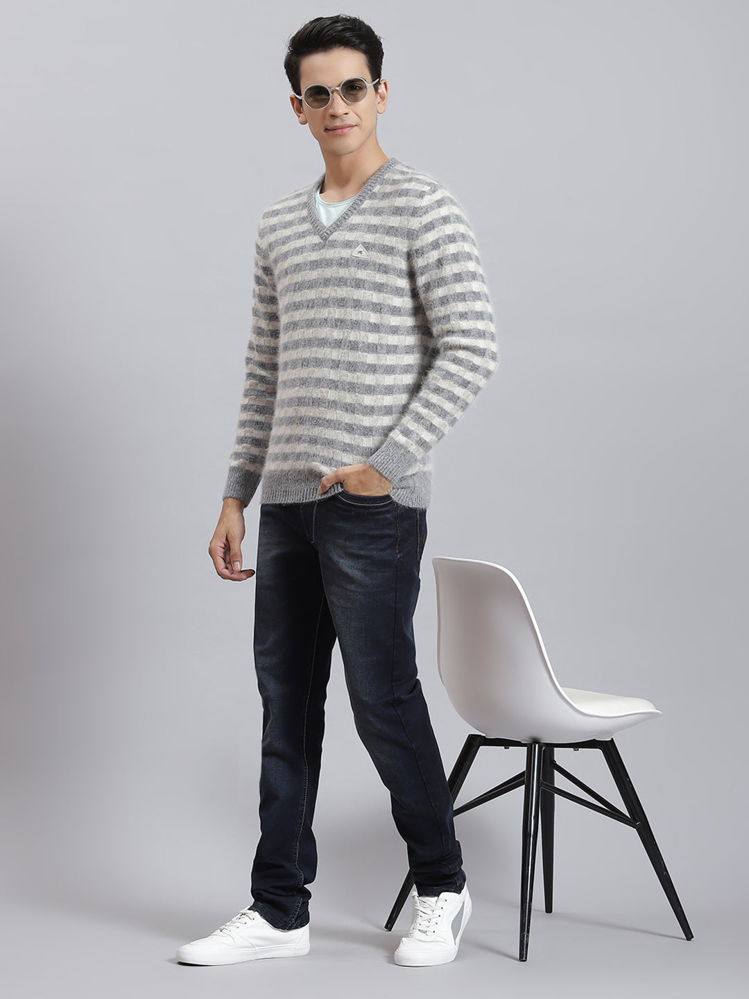 Men Grey Self Design V Neck Full Sleeve Sweaters/Pullovers
