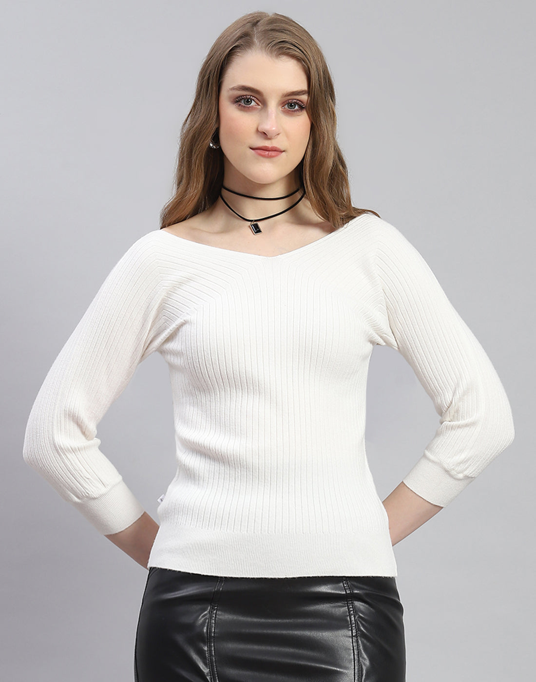 Women White Solid V Neck 3/4 Sleeve Top