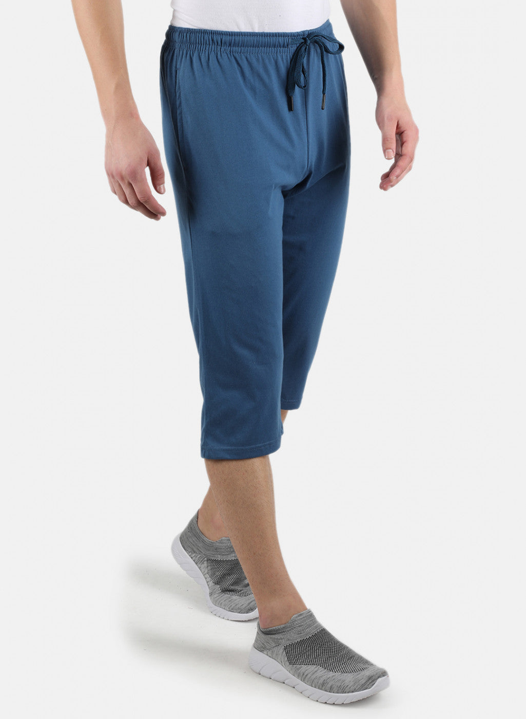 Men Blue Plain Capri