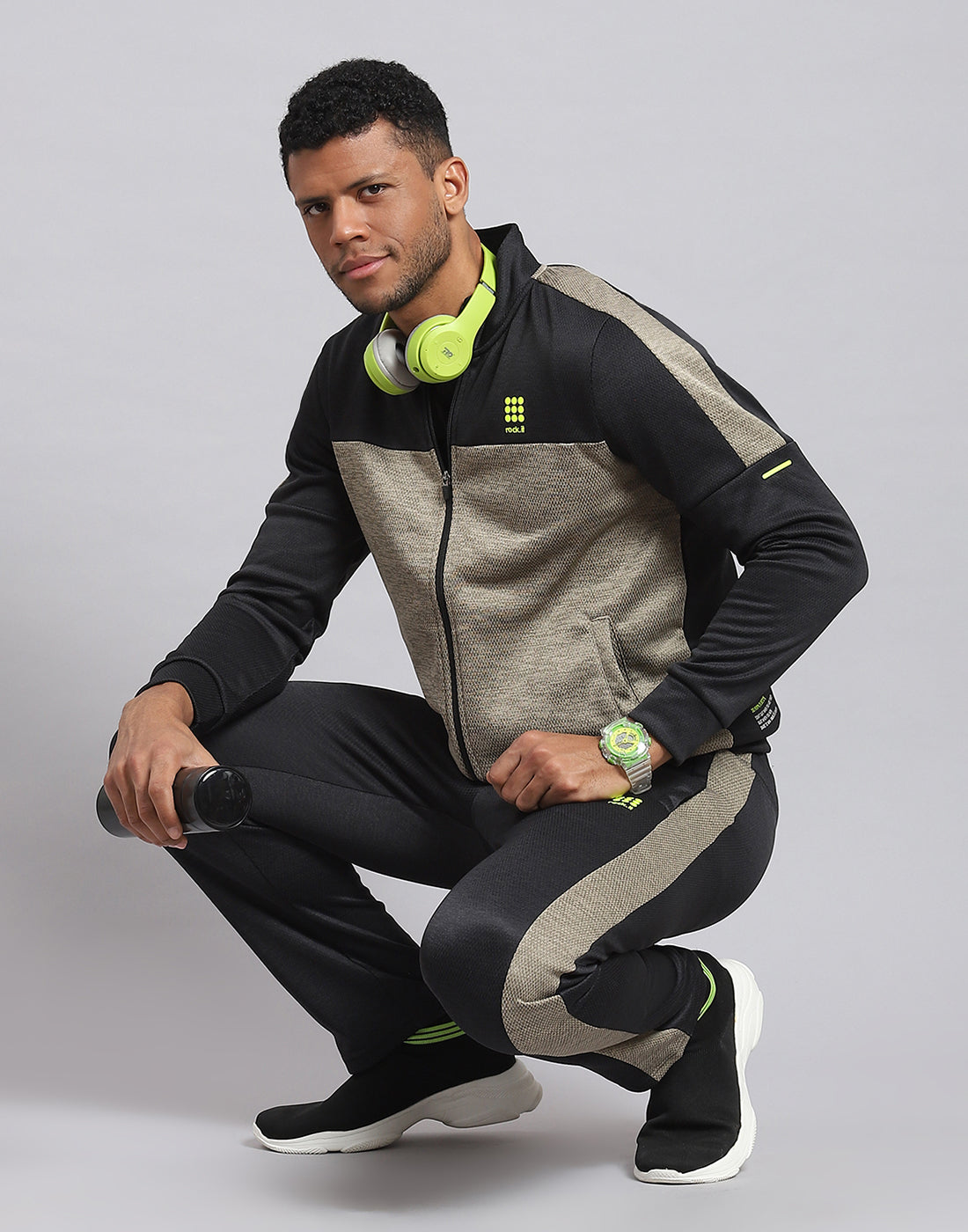 Rock.it Men Black Solid Stand Collar Full Sleeve Tracksuit