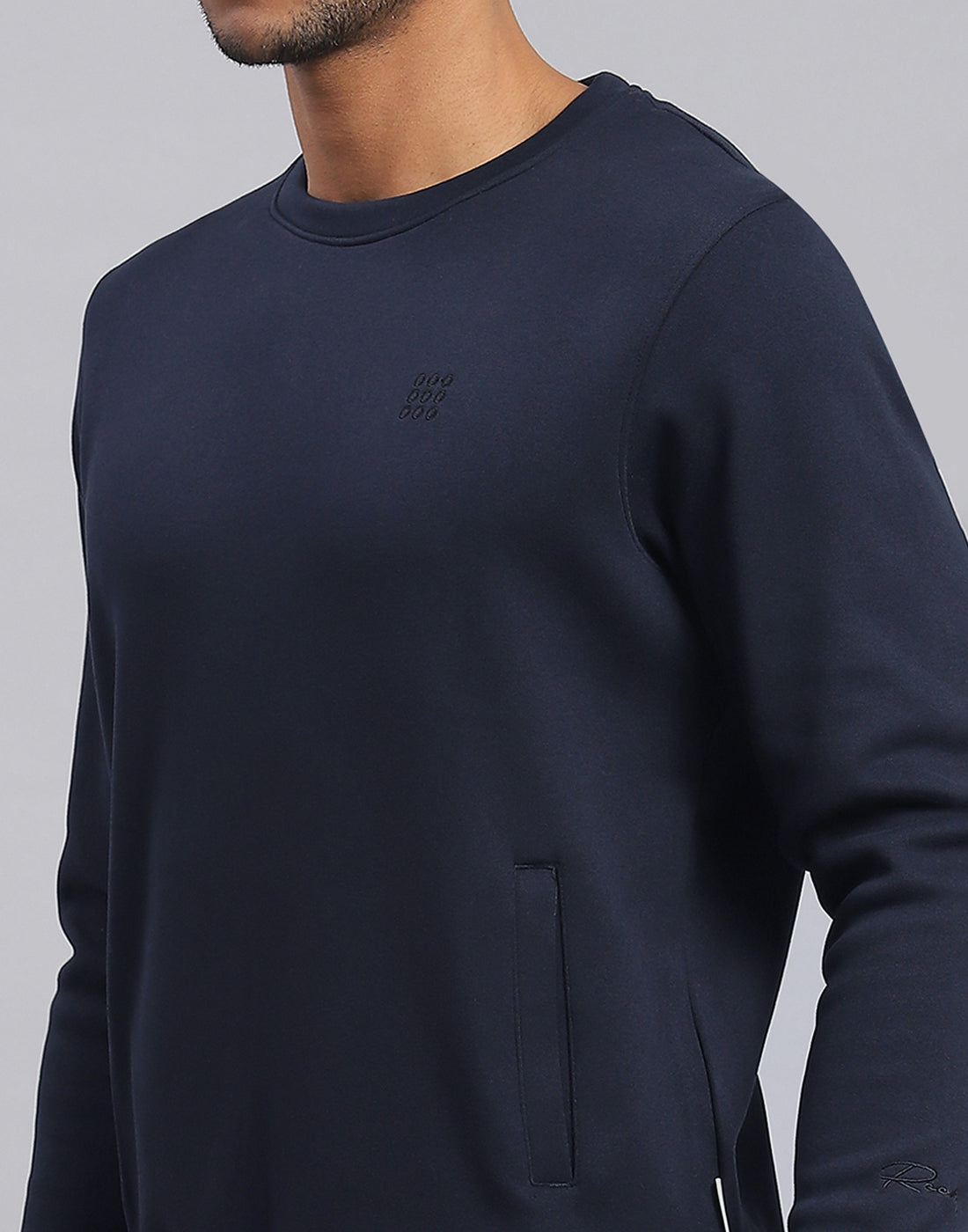 Men Navy Blue Solid Round Neck Full Sleeve Sweatshirt