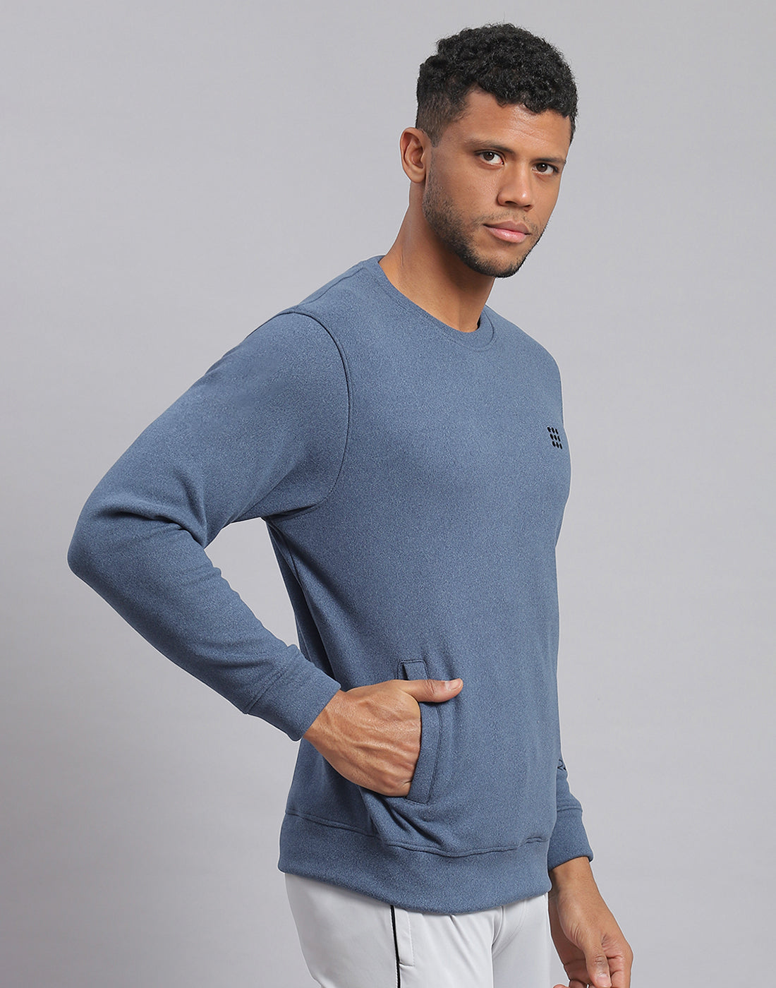 Men Blue Solid Round Neck Full Sleeve Sweatshirt