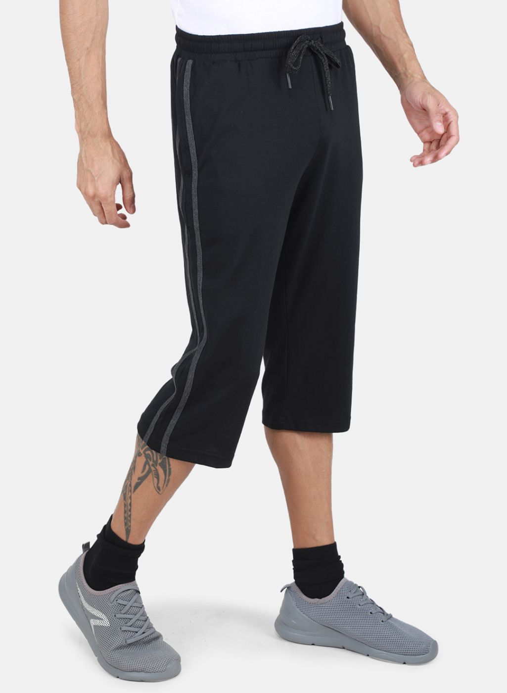 Men Black Solid Capri