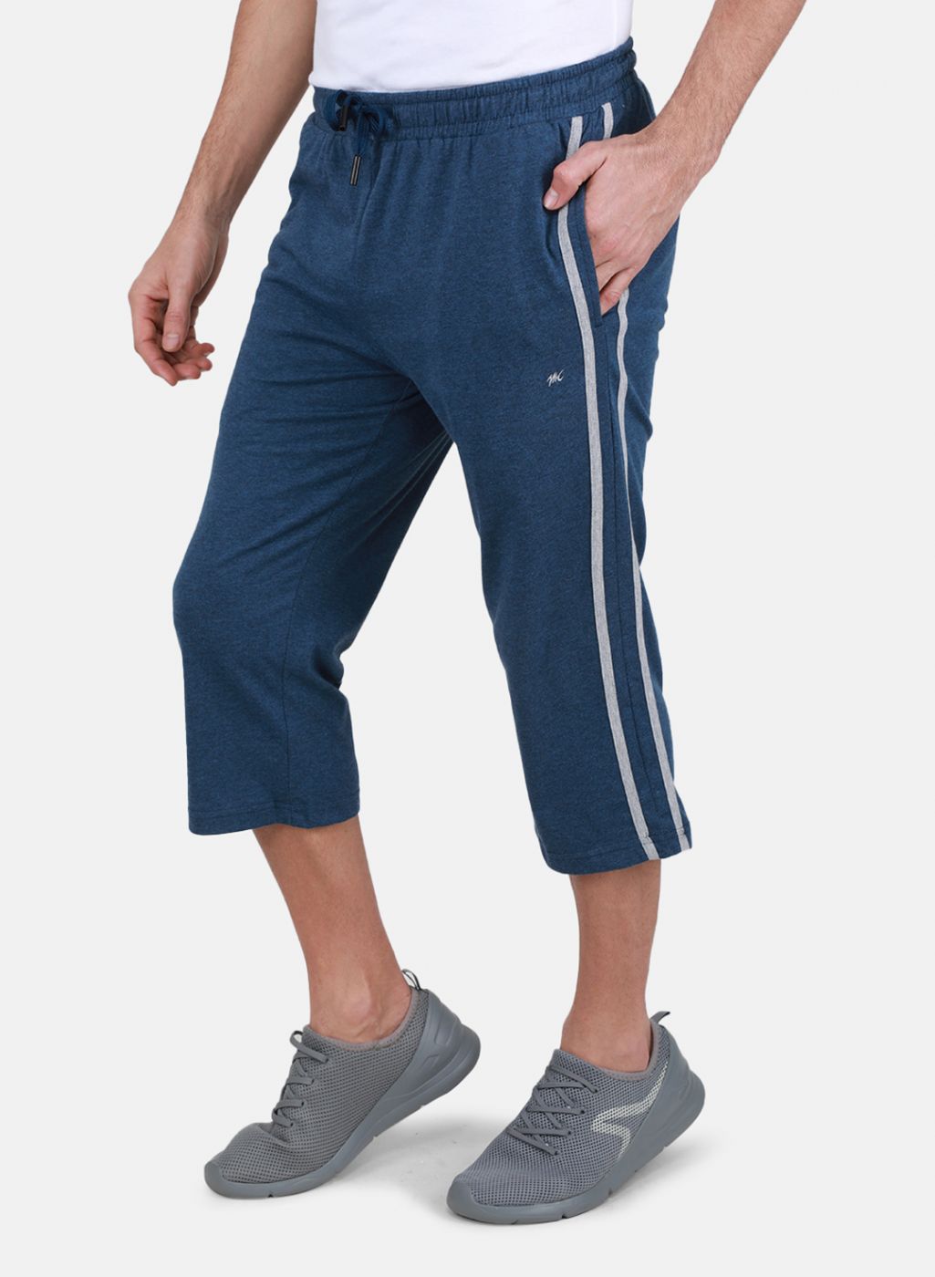 Men NAvy Blue Solid Capri