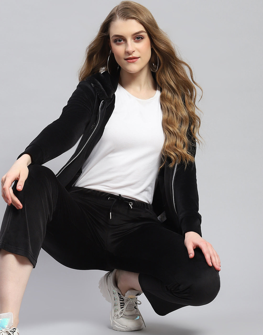 Women Black Solid Hooded Full Sleeve Tracksuit