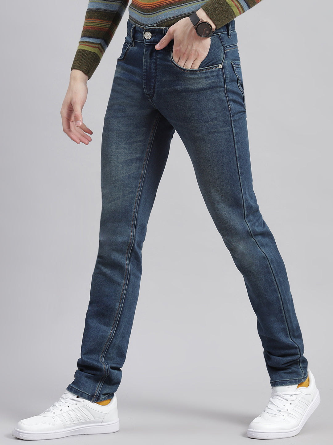 Men Blue Light Wash Narrow Fit Denims