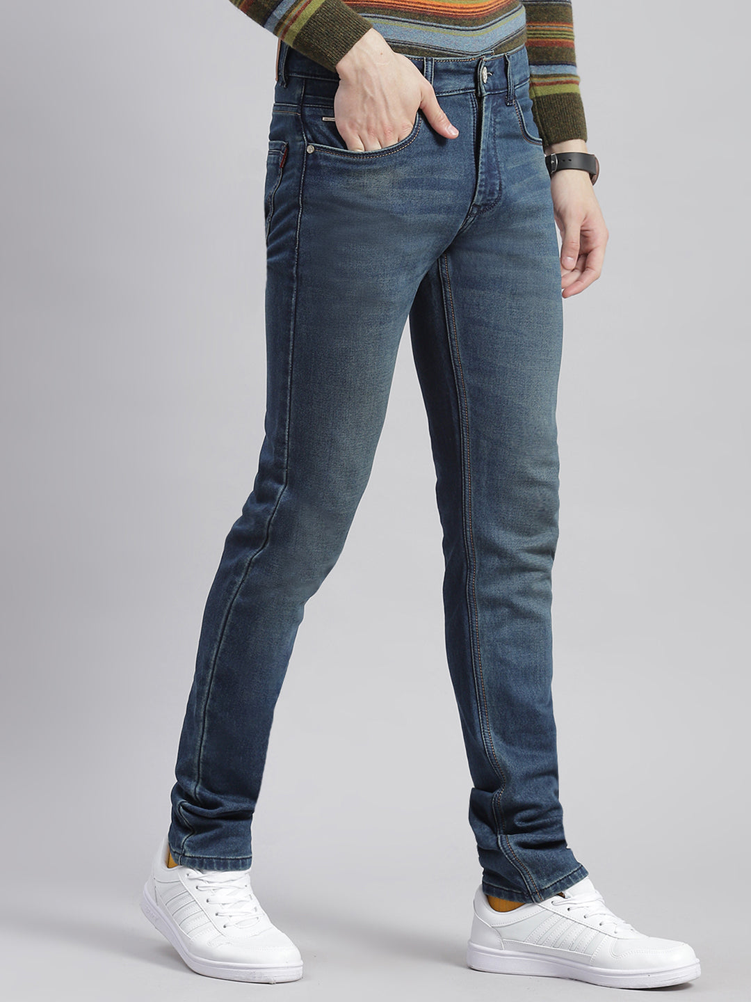 Men Blue Light Wash Narrow Fit Denims