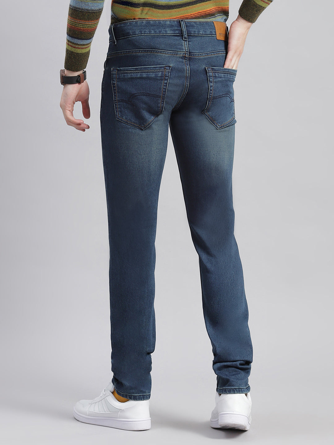 Men Blue Light Wash Narrow Fit Denims