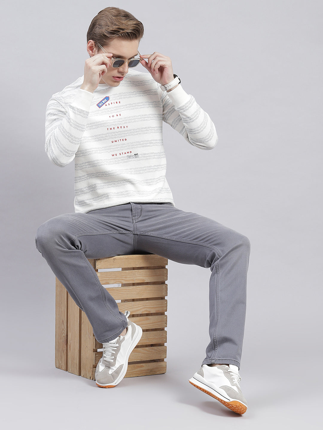 Men Grey Light Wash Regular Fit Denims