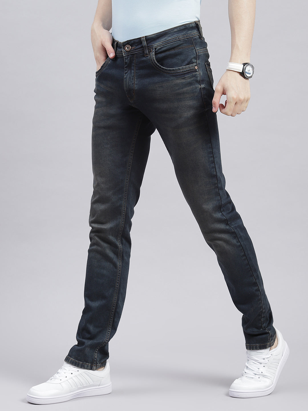 Men Blue Light Wash Narrow Fit Denims