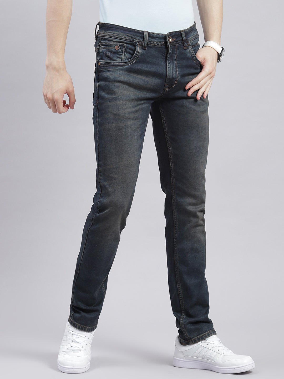 Men Blue Light Wash Narrow Fit Denims