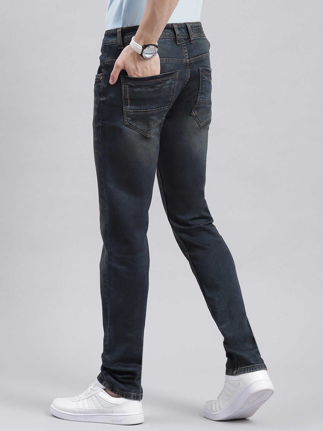 Men Blue Light Wash Narrow Fit Denims