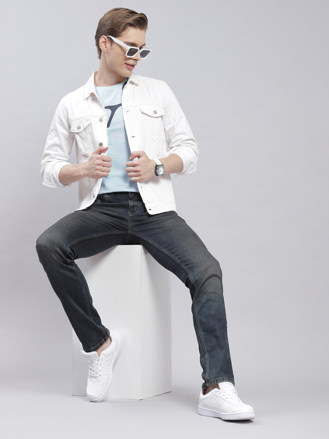 Men Blue Light Wash Narrow Fit Denims