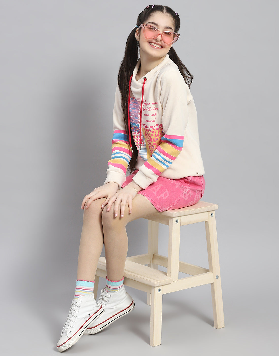 Girls Off White Printed Round Neck Full Sleeve Sweatshirt