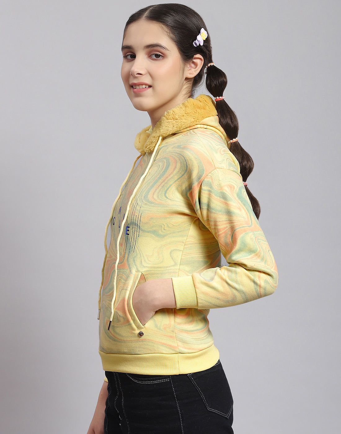 Girls Yellow Printed Hooded Full Sleeve Sweatshirt