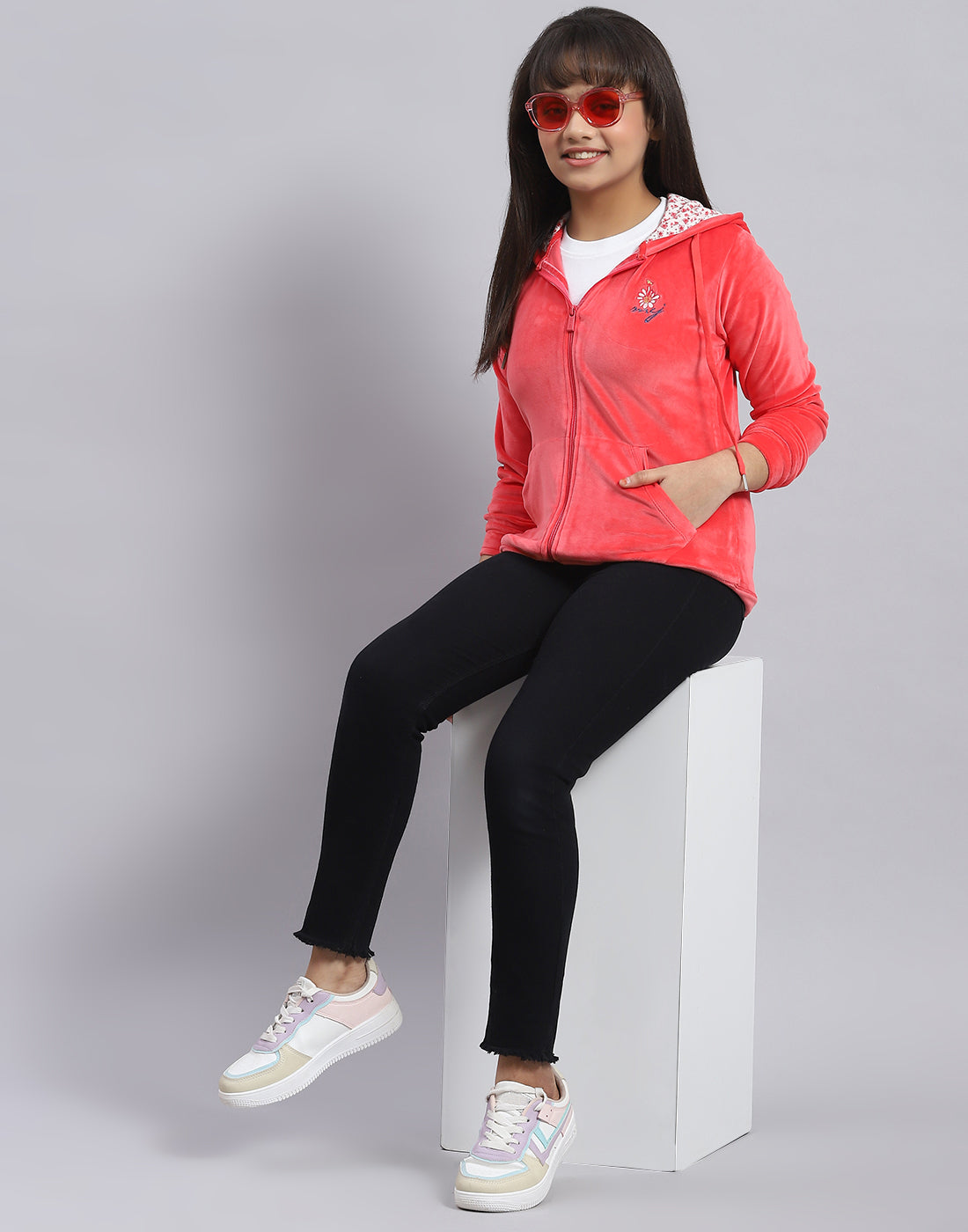 Girls Pink Solid Hooded Full Sleeve Sweatshirt