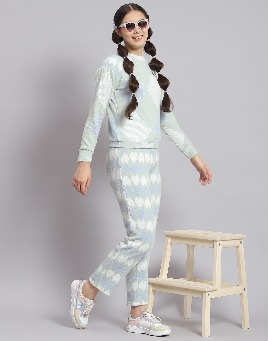 Girls Green Self Design T Neck Full Sleeve Cords Set