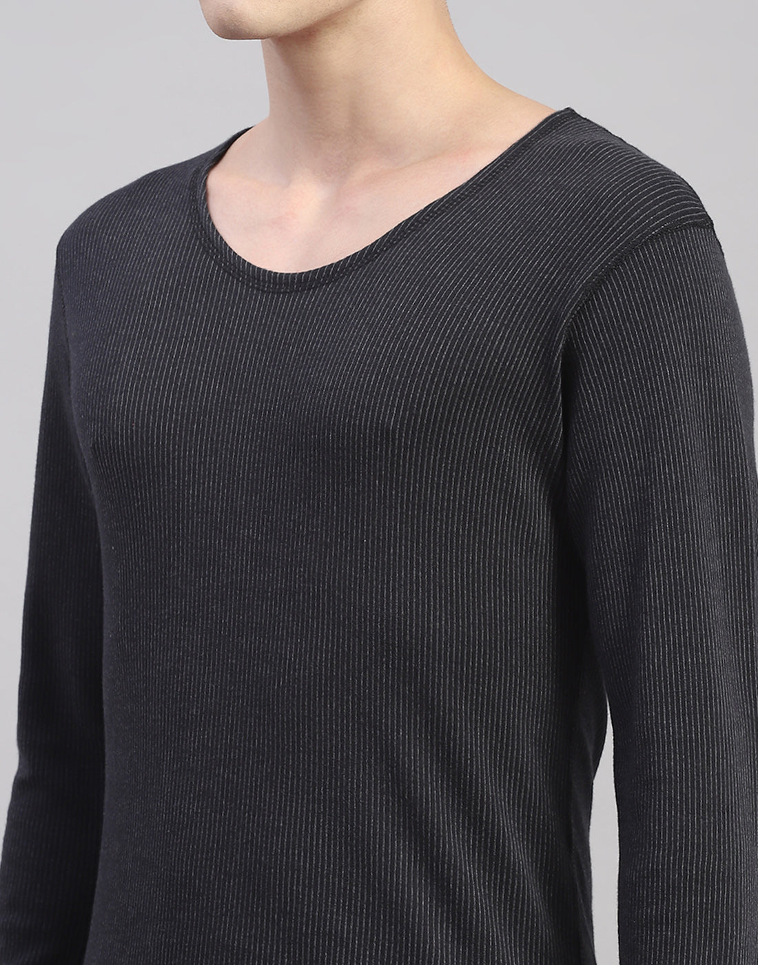 Men Black Solid Round Neck Full Sleeve Thermal Vest