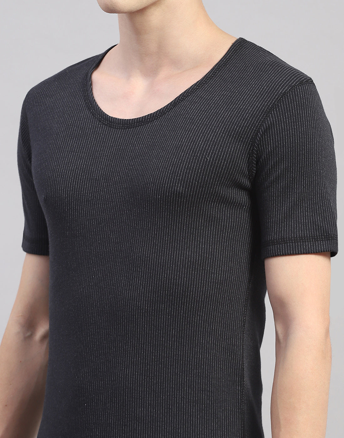 Men Black Solid Round Neck Half Sleeve Thermal Vest